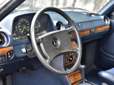 1982 Mercedes-BENZ MEDIUM-CLASS photo 3
