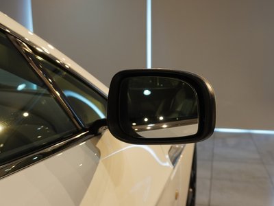 صورة 27 لـ 2008 Aston Martin V8