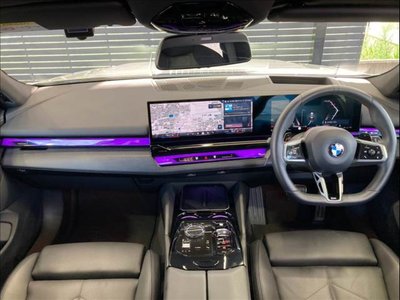 2025 BMW 5 SERIES TOURING photo 2