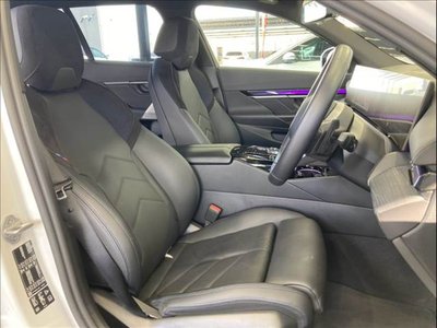 2025 BMW 5 SERIES TOURING photo 11