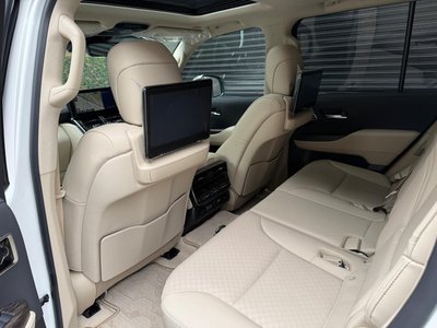 2025 Toyota LAND CRUISER 300 thumbnail 25