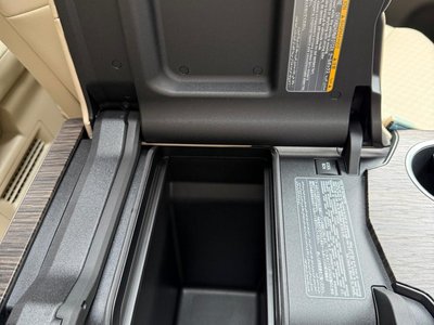 2025 Toyota LAND CRUISER 300 thumbnail 18