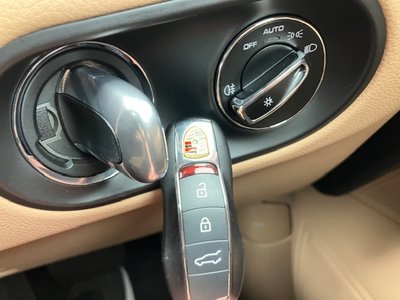 2024 Porsche MACAN thumbnail 31