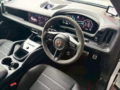 2025 Porsche CAYENNE photo 28