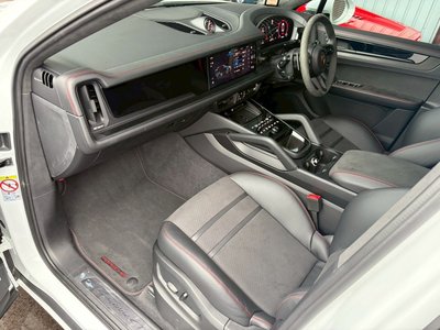 2025 Porsche CAYENNE photo 55