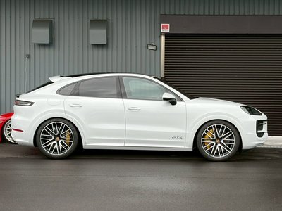 2025 Porsche CAYENNE photo 11