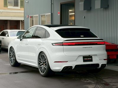 2025 Porsche CAYENNE photo 18