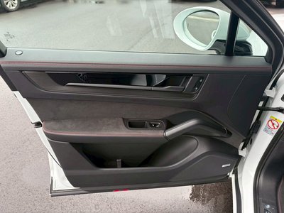 2025 Porsche CAYENNE photo 60