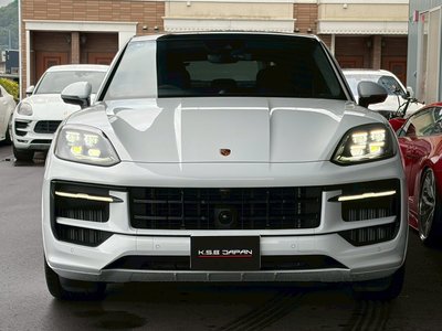 2025 Porsche CAYENNE photo 8