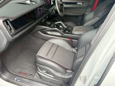 2025 Porsche CAYENNE photo 56