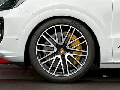 2025 Porsche CAYENNE photo 25