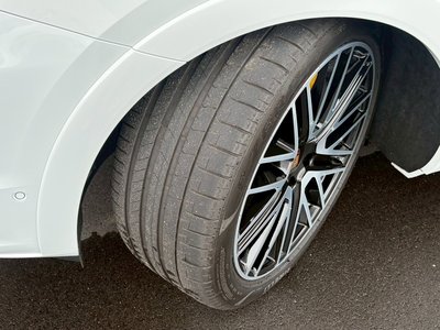 2025 Porsche CAYENNE photo 27