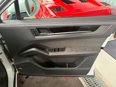 2025 Porsche CAYENNE photo 52