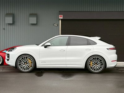 2025 Porsche CAYENNE photo 13