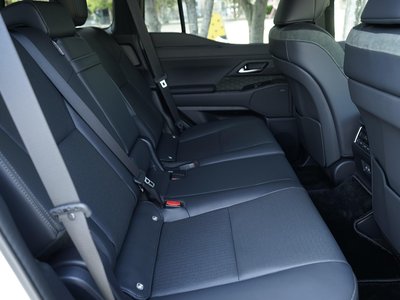 صورة 21 لـ 2025 Lexus GX