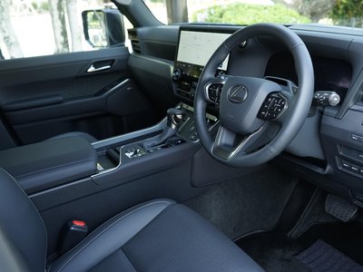 صورة 4 لـ 2025 Lexus GX