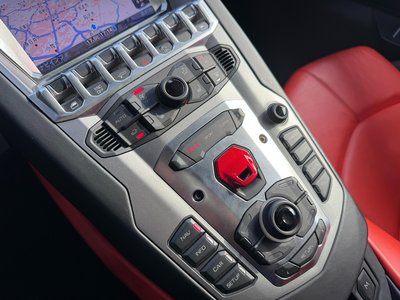 صورة 29 لـ 2012 Lamborghini AVENTADOR