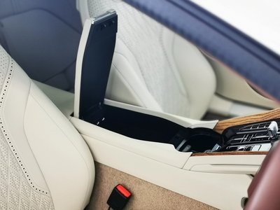 2026 Aston Martin DB12 缩略图 17