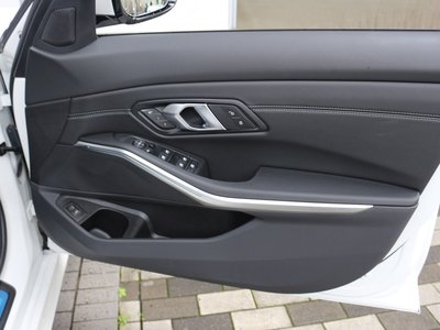 2025 BMW 3 SERIES thumbnail 33