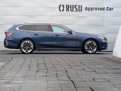 2025 BMW 5 SERIES TOURING photo 2