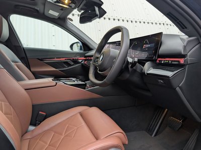 2025 BMW 5 SERIES TOURING photo 14