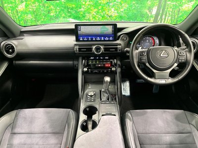 2022 Lexus IS photo 2