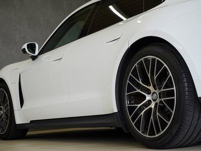 صورة 11 لـ 2021 Porsche TAYCAN
