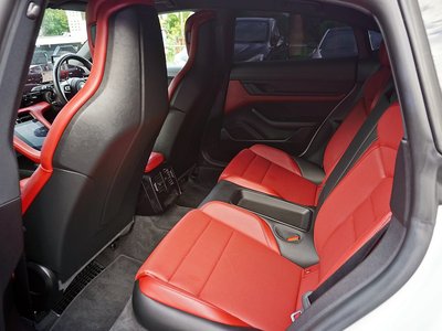 صورة 21 لـ 2021 Porsche TAYCAN
