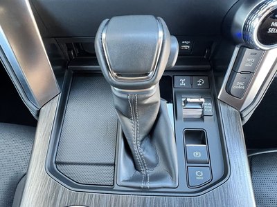 2023 Toyota LAND CRUISER 300 photo 16
