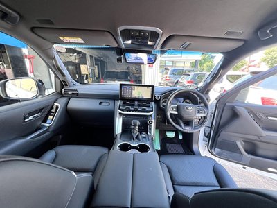 2023 Toyota LAND CRUISER 300 photo 4