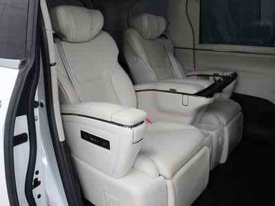 2025 Lexus LM — миниатюра 7