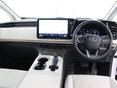 2025 Lexus LM — миниатюра 8