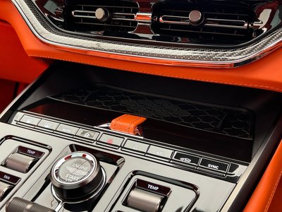 2024 Aston Martin DBX — миниатюра 63