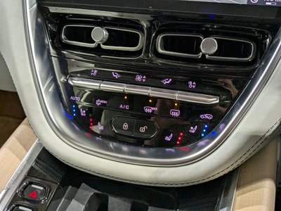 صورة 32 لـ 2021 Aston Martin DBX