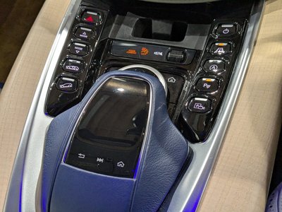 صورة 33 لـ 2021 Aston Martin DBX