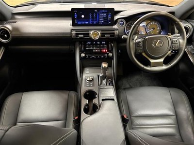2021 Lexus IS — миниатюра 5