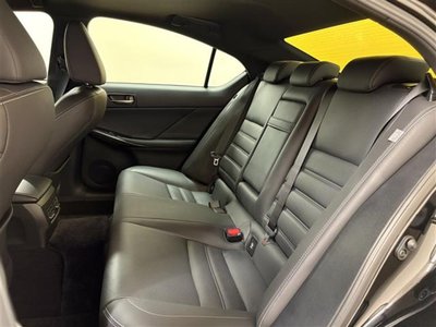 2021 Lexus IS — миниатюра 29
