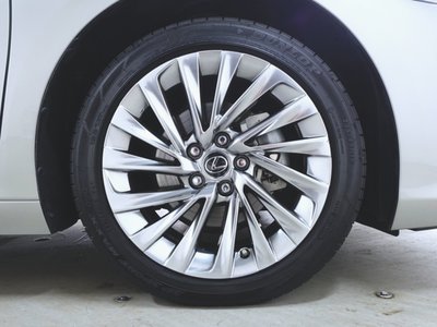 صورة مصغرة 33 لـ 2023 Lexus ES