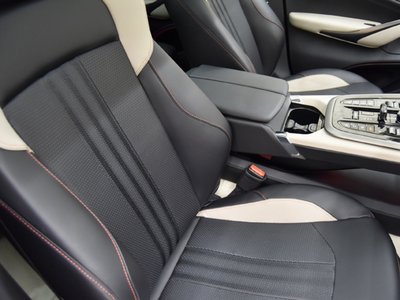 2025 Aston Martin DBX photo 11