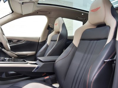 2025 Aston Martin DBX photo 9