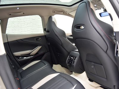 2025 Aston Martin DBX photo 13