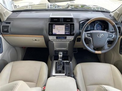 2023 Toyota LAND CRUISER PRADO photo 3
