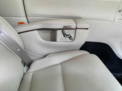 2024 Lexus LM photo 26