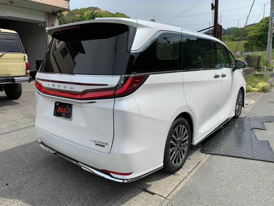 2024 Lexus LM photo 6