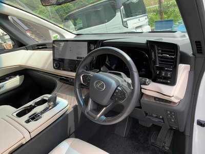 2024 Lexus LM photo 9