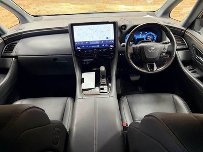 2025 Toyota ALPHARD — фото 2