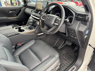 2024 Toyota LAND CRUISER 300 photo 16