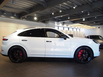 2024 Porsche CAYENNE photo 8