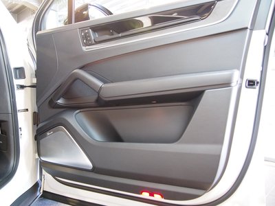 2024 Porsche CAYENNE thumbnail 30