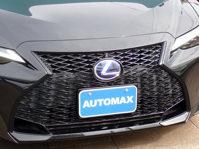 صورة مصغرة 8 لـ 2021 Lexus IS